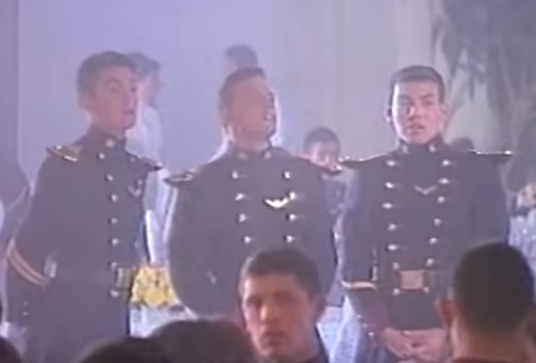 Una de las escenas muestra a Luis Miguel acompañado de dos cadetes en una fiesta.