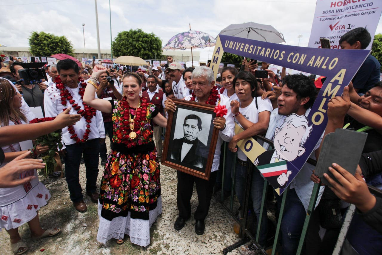 Andrés Manuel López Obrador dijo que está del lado de los maestros. (Omar Franco)