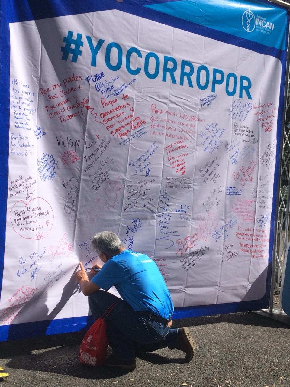 Pancartas de mensajes de la carrera "#YocorroVselcáncer" (Daniel Zainos)