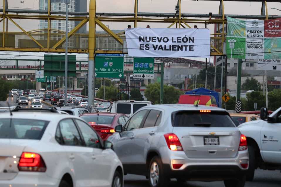 "Nuevo León es valiente" sobre puente peatonal en avenida Garza Sada. (Foto: Raúl Palacios)