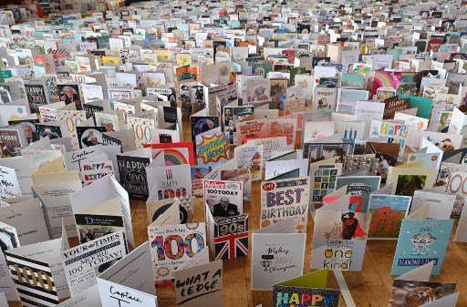 Miles de tarjetas de felicitación por el centenario del capitán Tom Moore, quien recaudó más de 27 millones de libras para atender covid-19.  (AFP)