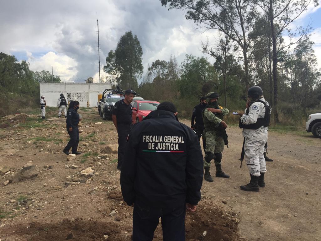 Técnicos de Pemex y autoridades acudieron a clausurar las tomas.