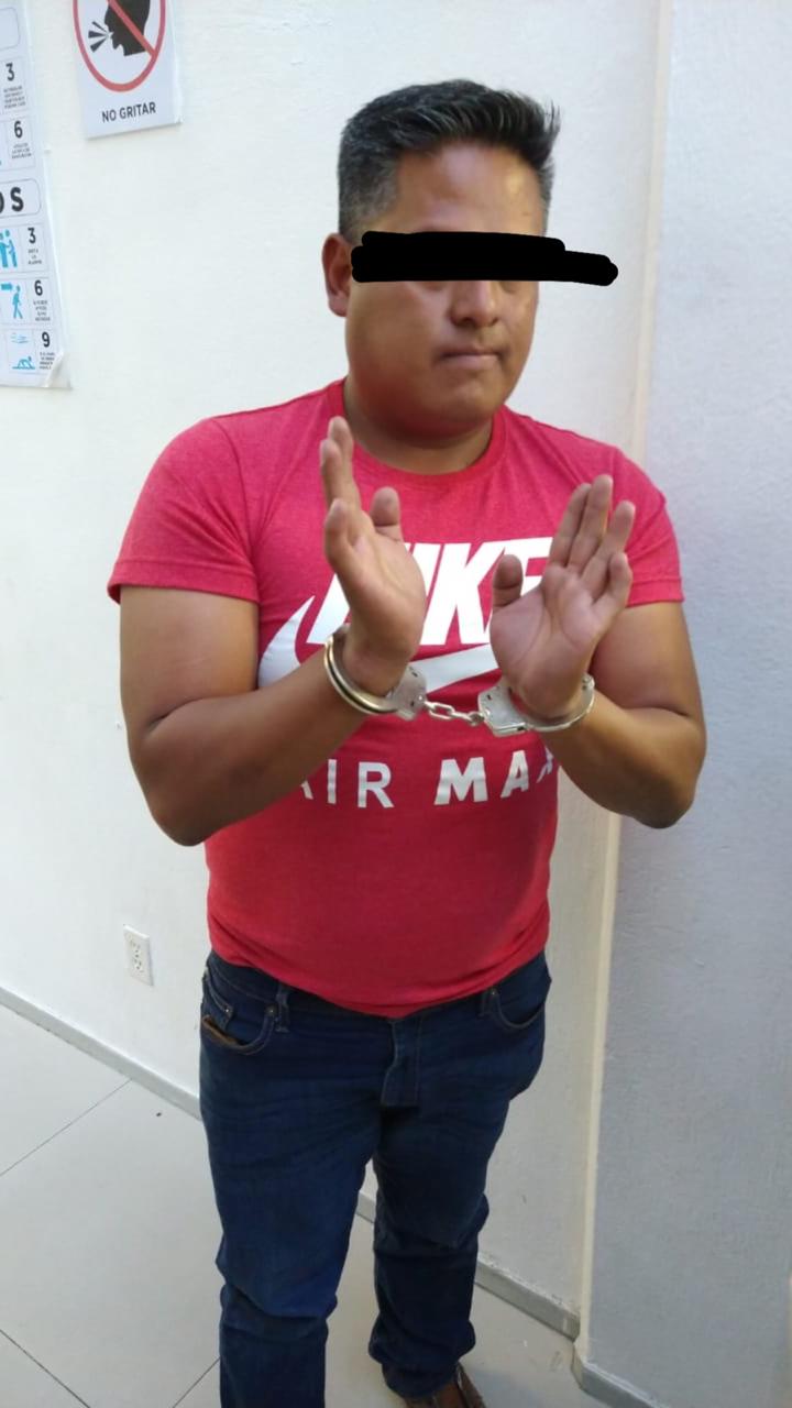El hombre perdió el control y chocó contra un muro de contención.