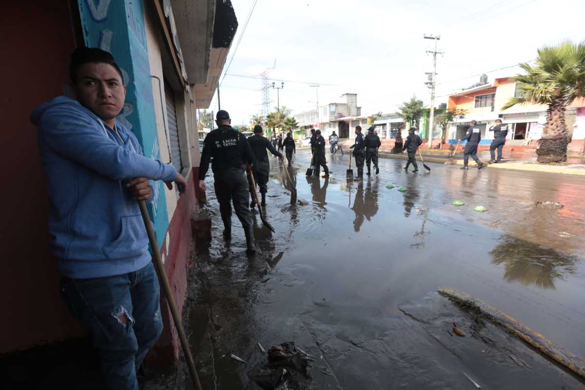 La avenida principal registró la anegación por el colapso del alcantarillado.