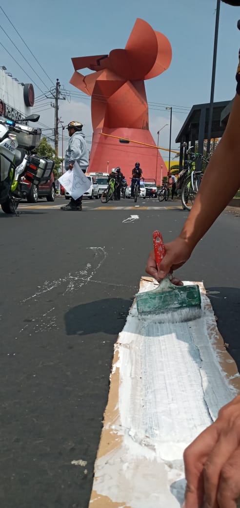 Cerca de 40 personas colocaron trazos de líneas blancas que simbolizaron un carril emergente