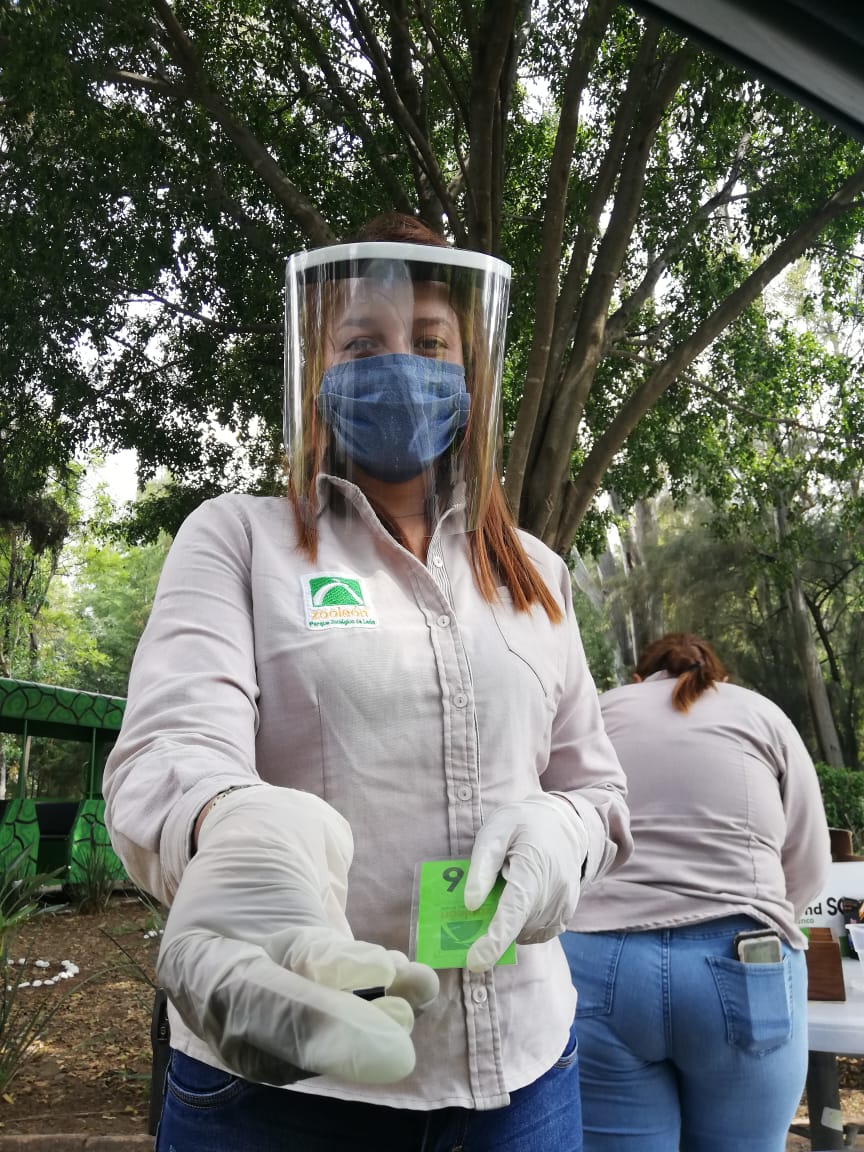 Trabajadores del Zoo León, atienden protocolos sanitarios. Foto: Dany Béjar