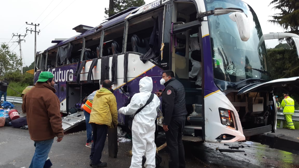 El operador del autobús perdió el control y volcó sobre su lado derecho.
