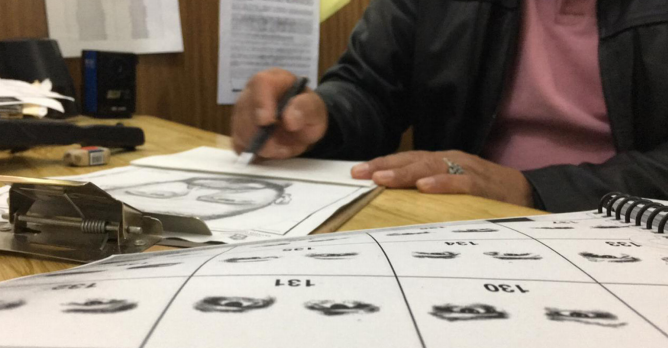 Sus habilidades artísticas y policíacas son parte del rompecabezas.