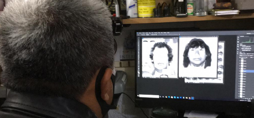 Sus habilidades artísticas y policíacas son parte del rompecabezas.
