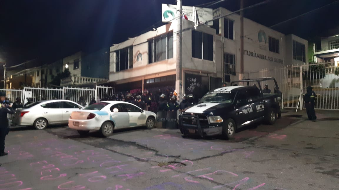 La policía ingresó al lugar durante la madrugada, detuvo a algunas mujeres.