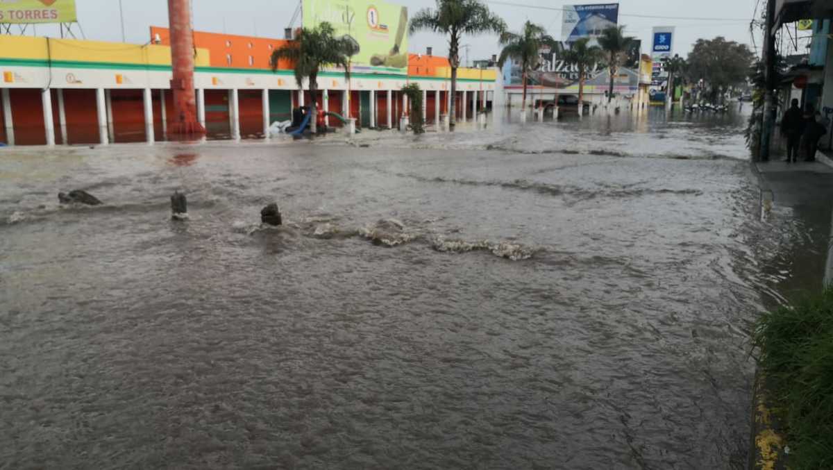 El agua llegó por calles, canales y drenaje.