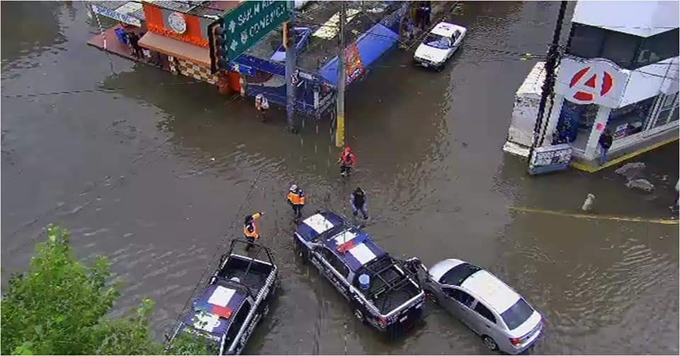 El agua llegó por calles, canales y drenaje.