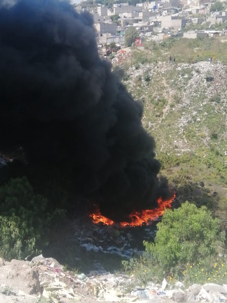 La columna de humo alcanzó una altura considerable.