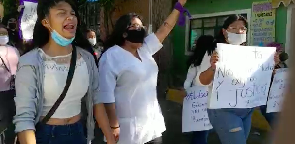 Vestidos de blanco y con pancartas donde exigen "Ni una más" y "Basta de feminicidios"