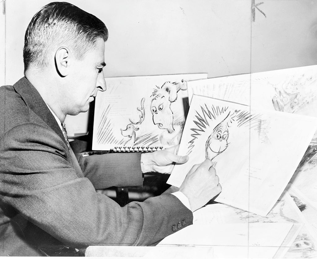 Dr. Seuss con sus bocetos del personaje ¨Grinch¨.