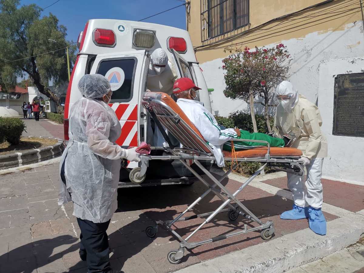 Buscó ayuda pero ya no pudo más y a punto de desfallecer se sentó en la jardinera.