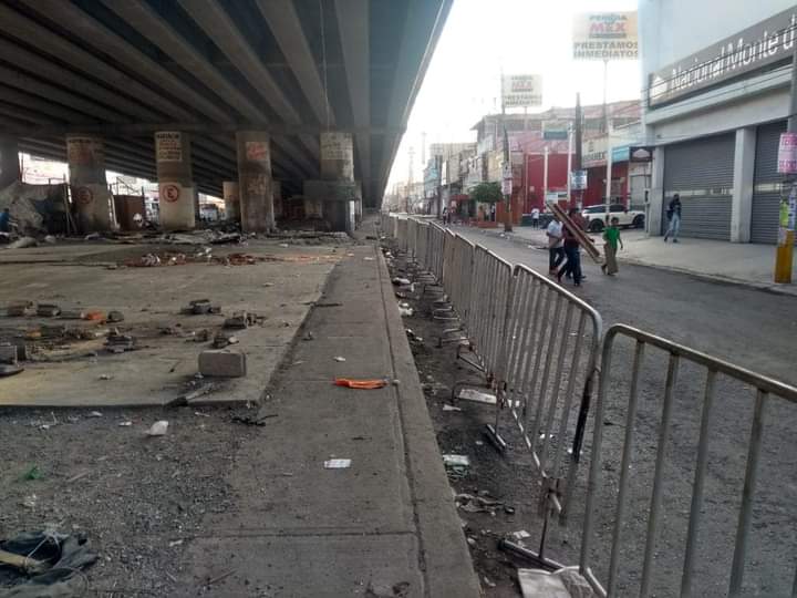 En el bajo puente se instalaron al menos tres rutas de transporte público con dirección a Texcoco y Chiconcuac.