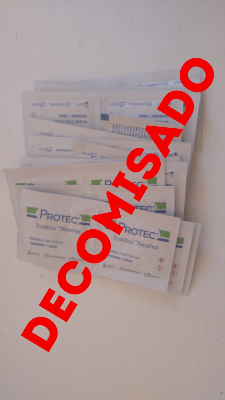 El hombre negociando ilegalmente con varios frascos de lo que el aseguraba eran vacunas anticovid. ESPECIAL.