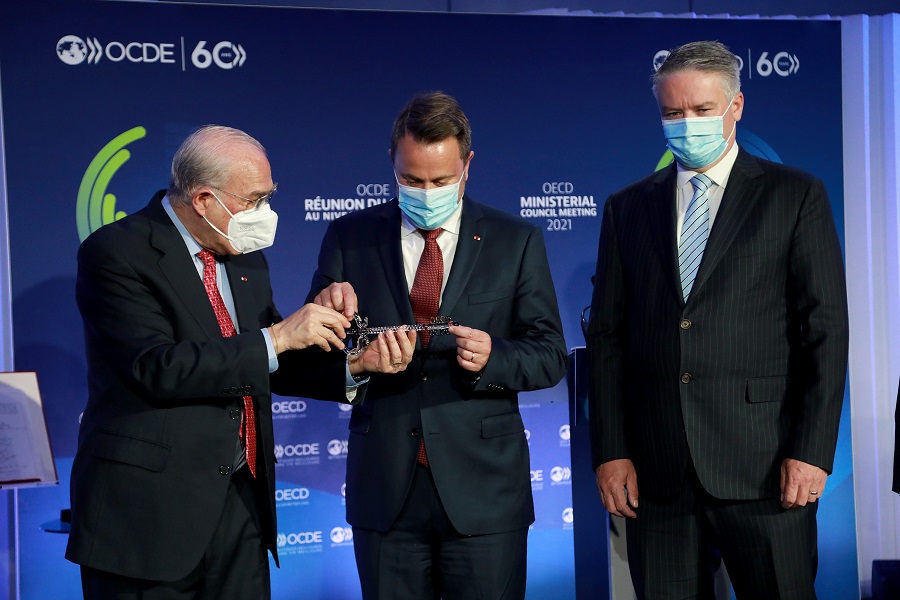Ángel Gurría pasa a Cormann la llave de cristal que simboliza el traspaso del cargo. (Especial)