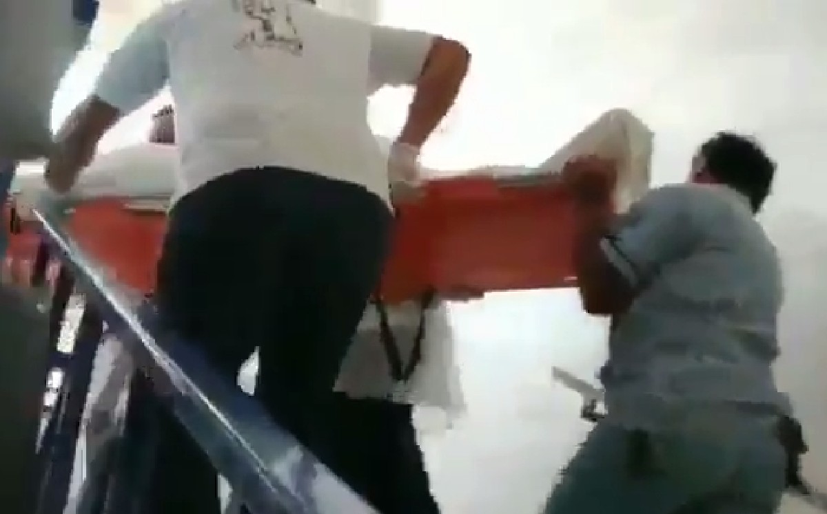 Suben a pacientes por escaleras