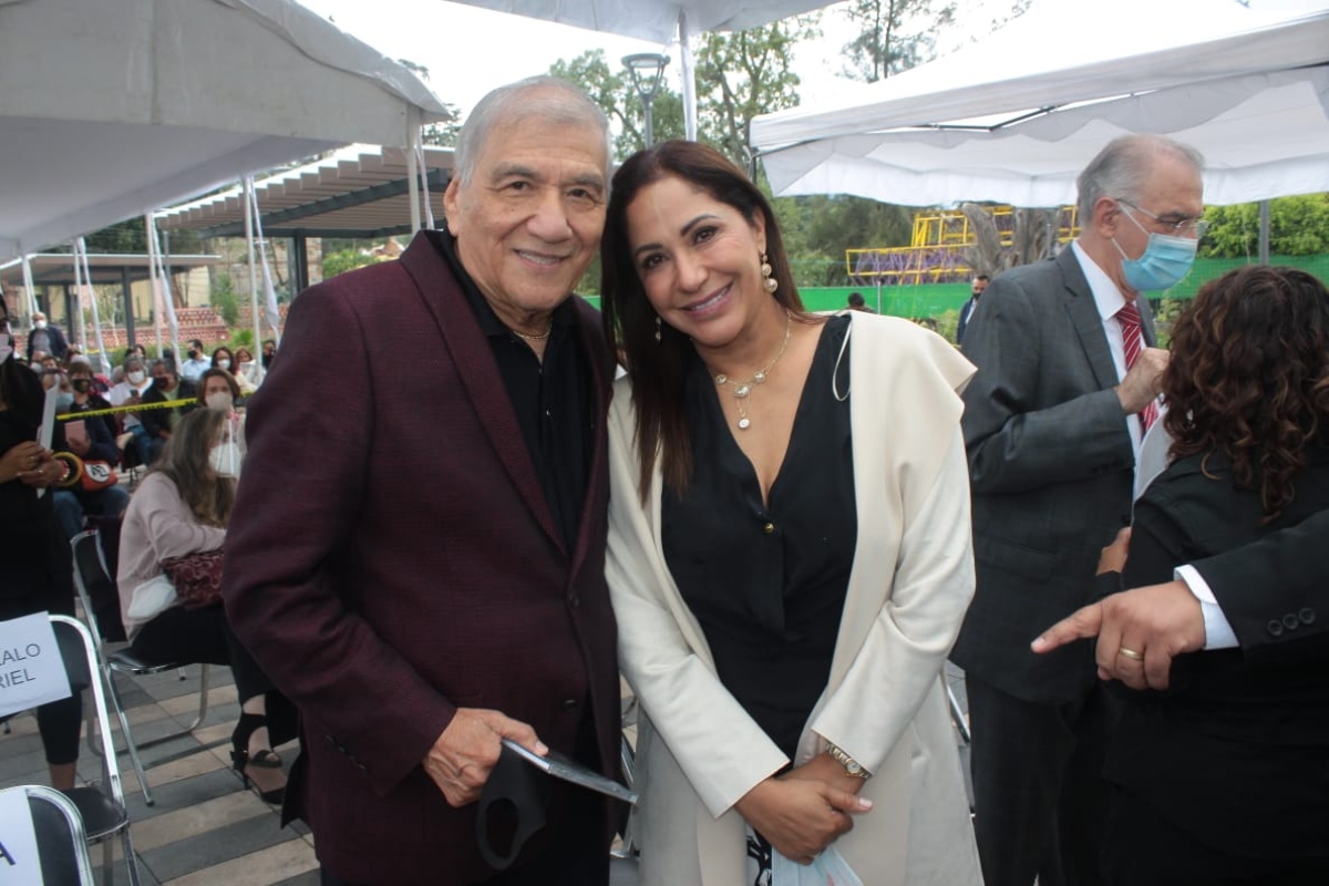 Martín Urieta y Laura Elena Villa, viuda de Manzanero