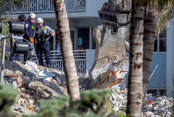 Aumenta a 22 cifra de muertos por derrumbe de edificio en Miami. (EFE).