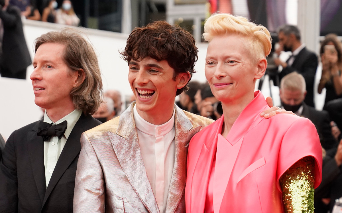 El director Wes Anderson, de izquierda a derecha, Timothee Chalamet, y Tilda Swinton posan a su llegada a la premiere de la película “The French Dispatch” en la 74a edición del Festival de Cine de Cannes, en Francia el 12 de julio de 2021. (AP Photo/Brynn Anderson)