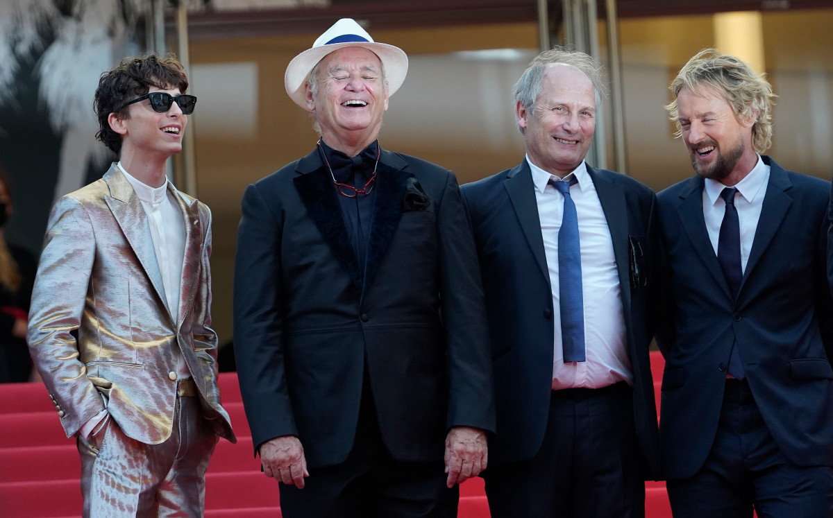 Timothee Chalamet, de izquierda a derecha, Bill Murray, Hippolyte Girard, y Owen Wilson posan a su llegada a la premiere de la película “The French Dispatch” en la 74a edición del Festival de Cine de Cannes, en Francia el 12 de julio de 2021.(Foto AP/Brynn Anderson)