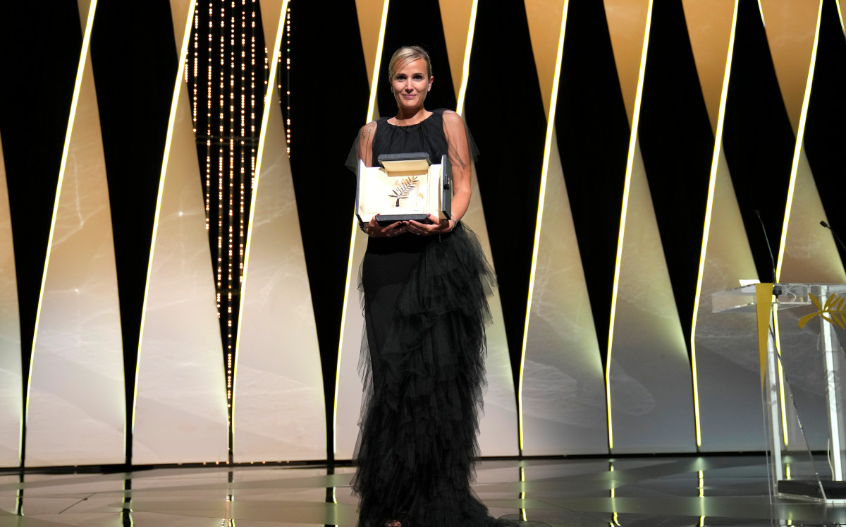 La directora Julia Ducournau recibe la Palma de Oro por la película "Titane" en la ceremonia de clausura del Festival Internacional de Cine de Cannes, el sábado 17 de julio de 2021 en Cannes, Francia. (AP Foto/Vadim Ghirda)