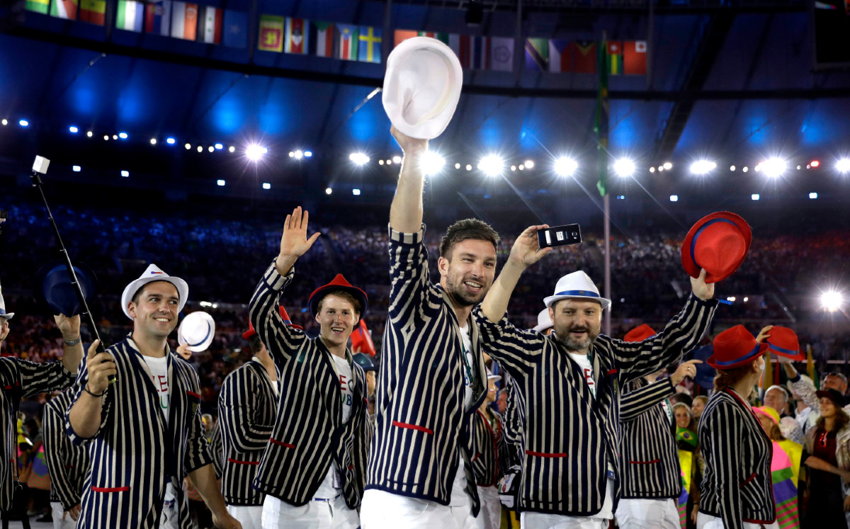 La delegación de República Checa llega en la ceremonia de inauguración de los Juegos Olímpicos de Río de Janeiro, Brasil, el 5 de agosto de 2016. La ropa olímpica da pie a mucha conversación en las redes sociales, empezando por el desfile de naciones que dura horas. La espera, prolongada un año por la pandemia, le ha dado a los entusiastas tiempo extra para reflexionar sobre lo que aman u odian. República Checa es recordada por su saco rayado "Beetlejuice" en Río 2016. (Foto AP/David J. Phillip, archivo)