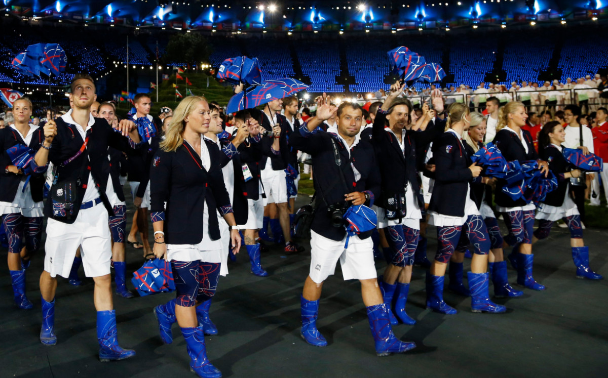 En esta fotografía de archivo del 27 de julio de 2012 la delegación de República Checa llega en la ceremonia de inauguración de los Juegos Olímpicos de Londres 2012 en Londres. La ropa olímpica da pie a mucha conversación en las redes sociales, empezando por el desfile de naciones que dura horas. La espera, prolongada un año por la pandemia, le ha dado a los entusiastas tiempo extra para reflexionar sobre lo que aman u odian. República Checa es recordada por este modelo con botas azul neón. (Foto AP/Matt Dunham, archivo)