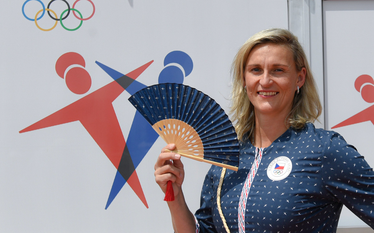 En esta fotografía del 13 de julio de 2021 la lanzadora de jabalina checa Barbora Sportakova posa con el uniforme de gala de República Checa para los Juegos Olímpicos de Tokio 2020 en Praga, República Checa, el 22 de junio de 2021. Los Juegos Olímpicos de Tokio se inauguran el 23 de julio, cuando los deportistas del mundo marcharán detrás de sus abanderados. Y cuando lo hagan, la gente también empezará a comentar sobre lo que llevan puesto. (Michal Krumphanzl, CTK via AP)