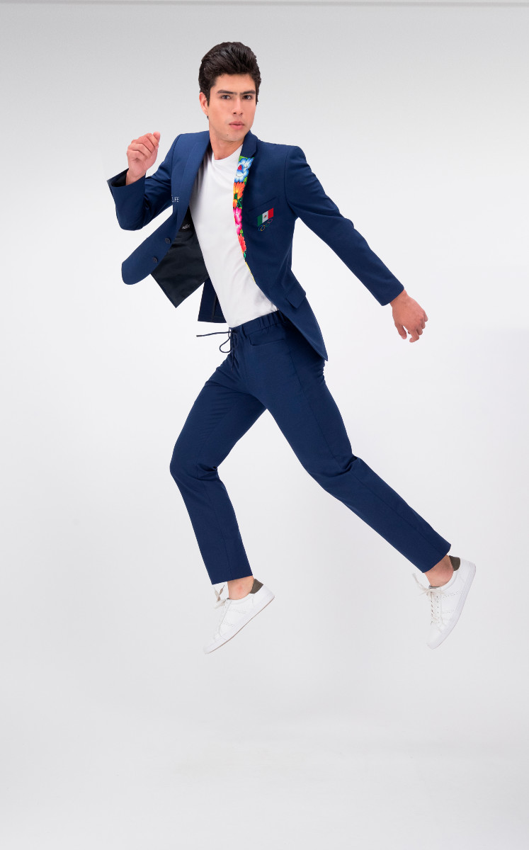 En esta imagen proporcionada por High Life México el uniforme para la ceremonia de inauguración de los Juegos Olímpicos de Tokio de la delegación mexicana. El Comité Olímpico Mexicano abrió una votación para elegir entre tres diseños realizados por High Life. El diseño ganador rinde homenaje al estado de Oaxaca con una sola solapa colorida. (High Life Mexico via AP)