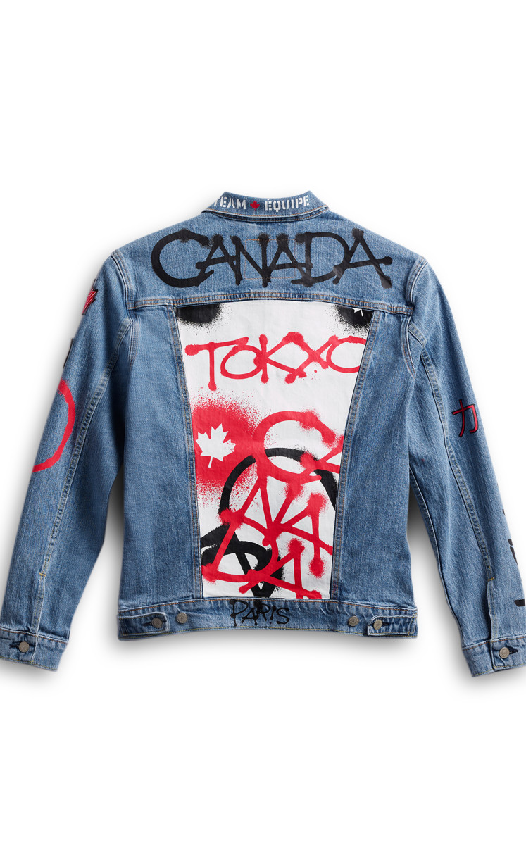 En esta imagen proporcionada por Hudson's Bay la chaqueta que llevará puesta la delegación de Canadá en la ceremonia de clausura de los Juegos Olímpicos de Tokio. La ropa olímpica da pie a mucha conversación en las redes sociales, empezando por el desfile de naciones que dura horas. La espera, prolongada un año por la pandemia, le ha dado a los entusiastas tiempo extra para reflexionar sobre lo que aman u odian. (Hudson's Bay via AP)
