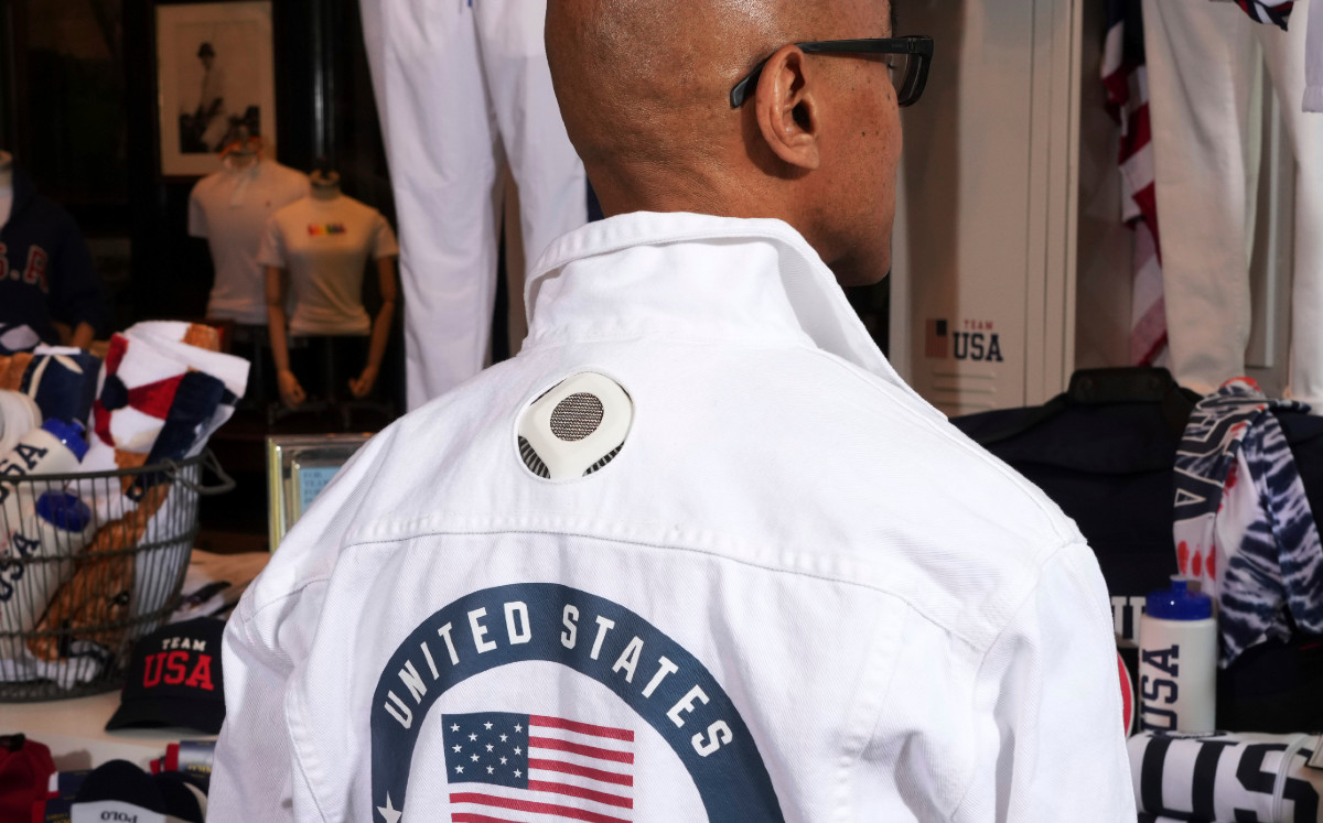 El medallista olímpico de esgrima Peter Westbrook modela el uniforme de la delegación estadounidense para los Juegos Olímpicos de Tokio en la tienda de Ralph Lauren en SoHo el 7 de julio de 2021 en Nueva York. La ropa olímpica da pie a mucha conversación en las redes sociales, empezando por el desfile de naciones que dura horas. La espera, prolongada un año por la pandemia, le ha dado a los entusiastas tiempo extra para reflexionar sobre lo que aman u odian. (Foto Charles Sykes/Invision/AP, archivo)