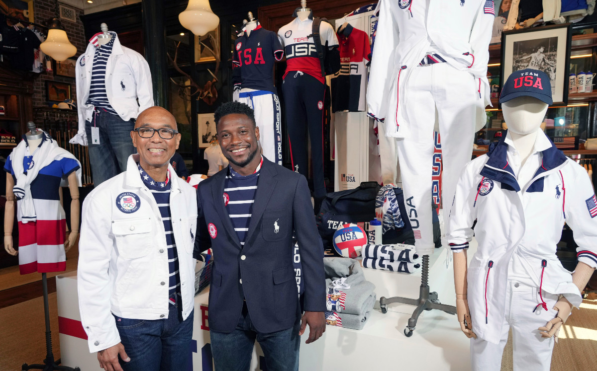 Los medallistas olímpicos de esgrima Peter Westbrook, izquierda, y Daryl Homer modelan el uniforme de la delegación estadounidense para los Juegos Olímpicos de Tokio en la tienda de Ralph Lauren en SoHo el 7 de julio de 2021 en Nueva York. La ropa olímpica da pie a mucha conversación en las redes sociales, empezando por el desfile de naciones que dura horas. La espera, prolongada un año por la pandemia, le ha dado a los entusiastas tiempo extra para reflexionar sobre lo que aman u odian. (Foto Charles Sykes/Invision/AP, archivo)