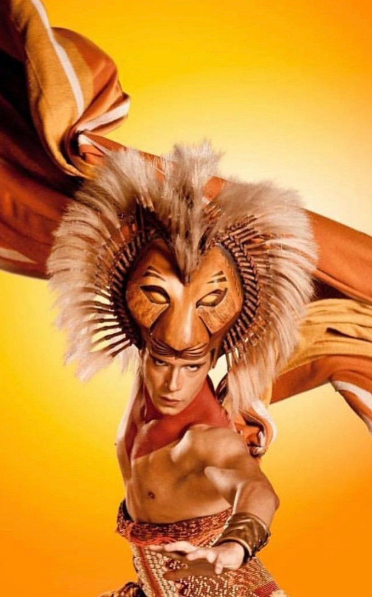 Agustín Argüello interpretando a Simba en El Rey León | Foto: Especial