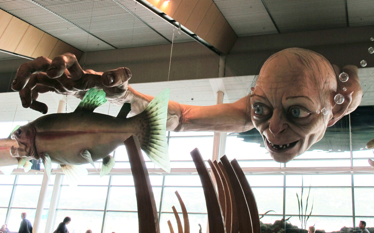 En esta fotografía del 24 de noviembre de 2012 una escultura de gigante de Gollum de “The Hobbit” en el aeropuerto de Wellington. Nueva Zelanda ha sido asociada por mucho tiempo con “The Lord of the Rings” (“El señor de los anillos”) pero con la cancelación repentina de la filmación local de una importante serie de Amazon, el país se ha convertido más en Mordor que en la Comarca para cientos de trabajadores. (Foto AP/Nick Perry, archivo)