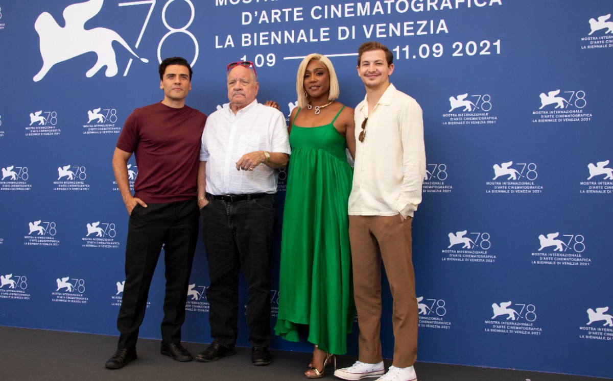 Oscar Isaac, de izquierda a derecha, Paul Schrader, Tiffany Haddish y Tye Sheridan posan para fotógrafos en la sesión de la película “The Card Counter