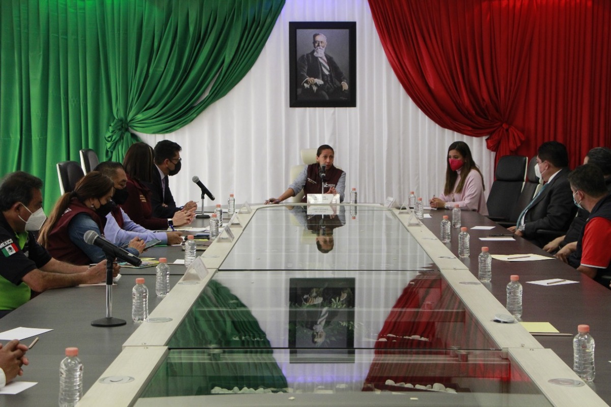 Evelyn Parra con locatarios del Mercado de Sonora