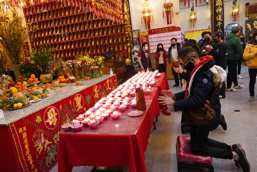 Fieles congregándose para recibir el Año Nuevo Lunar en Chinatown, Los Ángeles. | AP