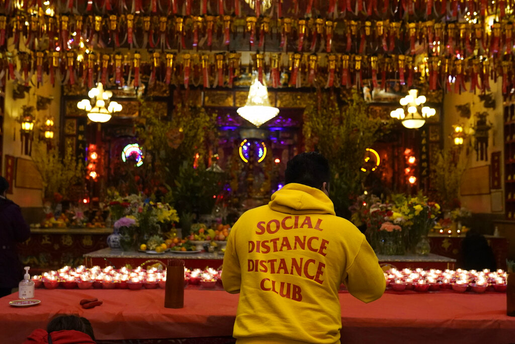 Medidas de distanciamiento social en el Año Nuevo Lunar en Chinatown, Los Ángeles. | AP