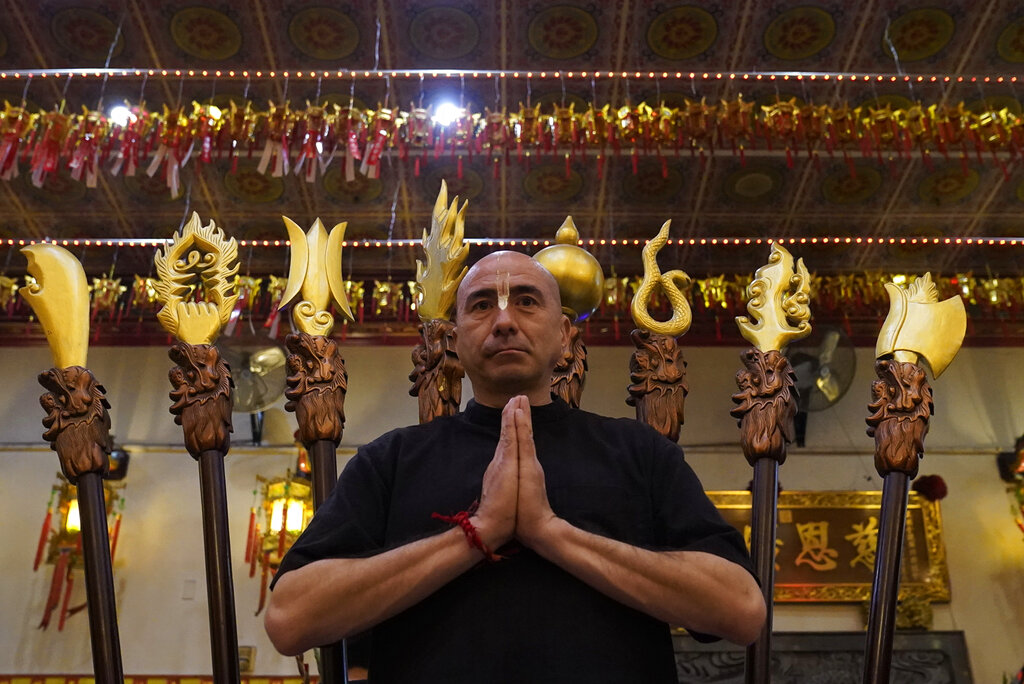Oraciones y meditación para recibir el Año Nuevo Lunar en Chinatown, Los Ángeles. | AP