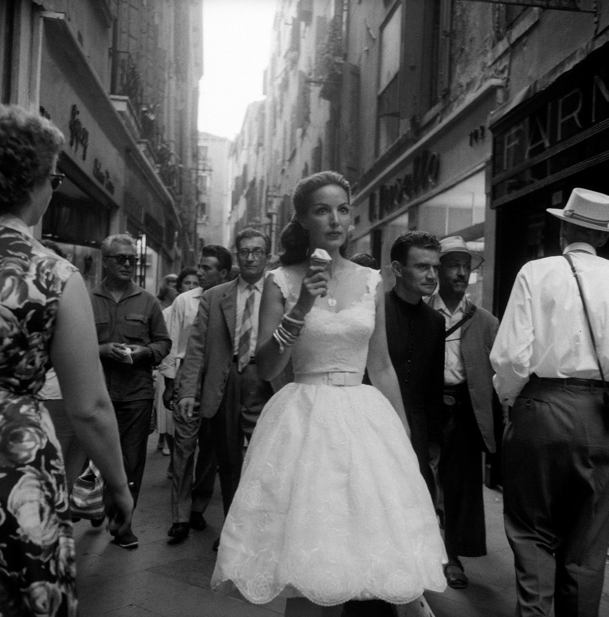 María Félix paseando en Venecia, Italia, 1959. | ESPECIAL