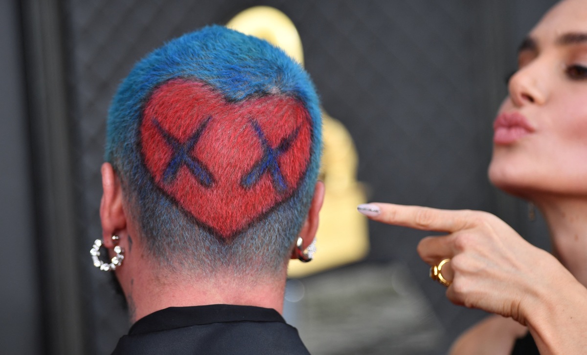 https://www.notivox.com.mx/uploads/media/2022/04/03/balvin-aparece-look-atrevido-premios.jpg