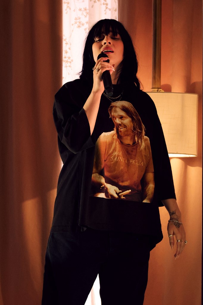 https://www.notivox.com.mx/uploads/media/2022/04/03/billie-eilish-recuerda-taylor-hawkins.jpg