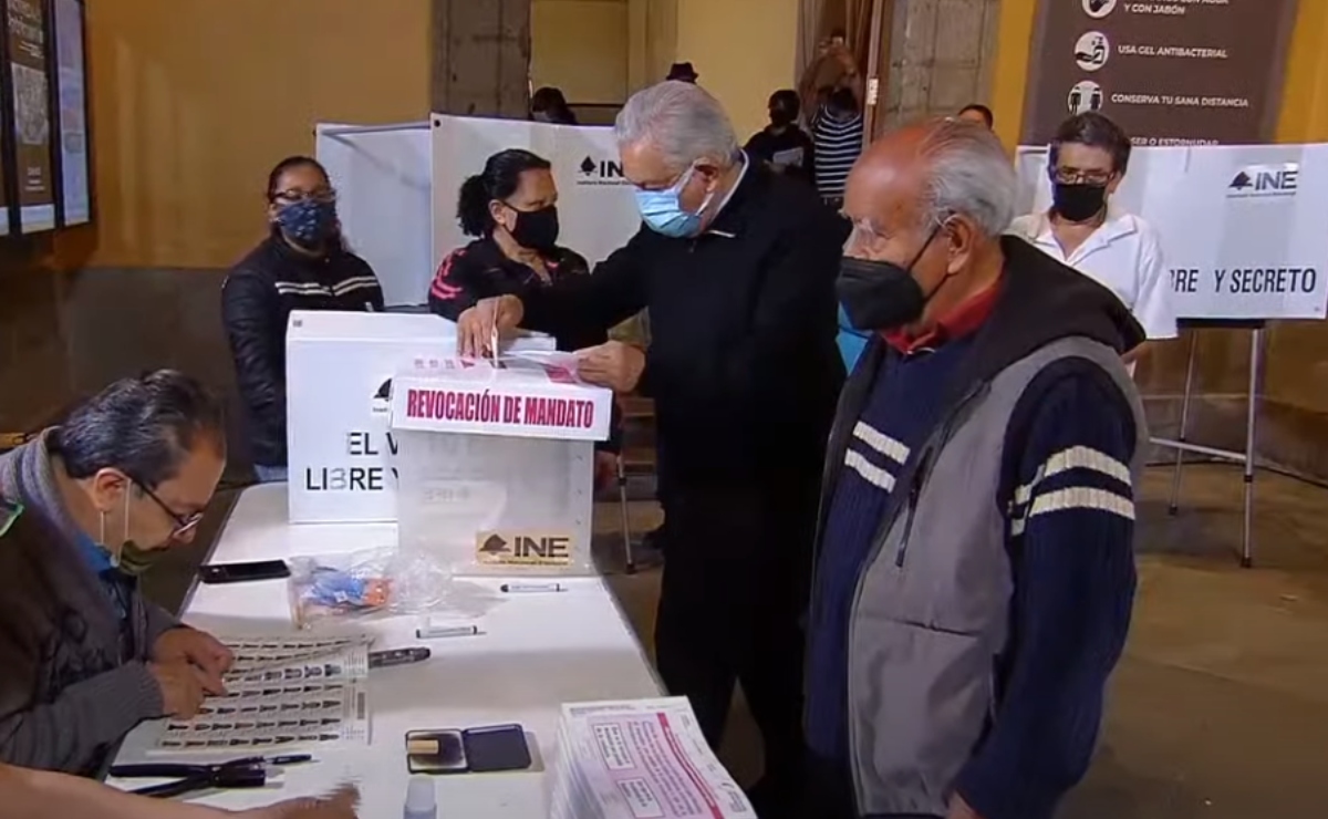 AMLO vota en revocación