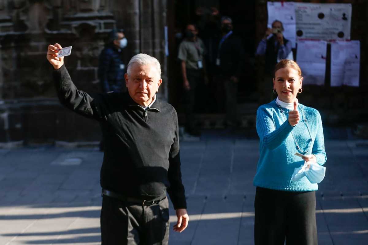AMLO vota en revocación