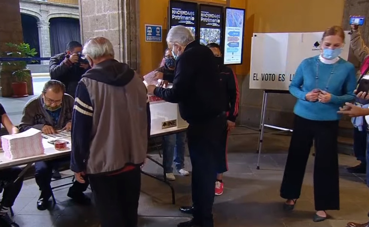AMLO vota en revocación